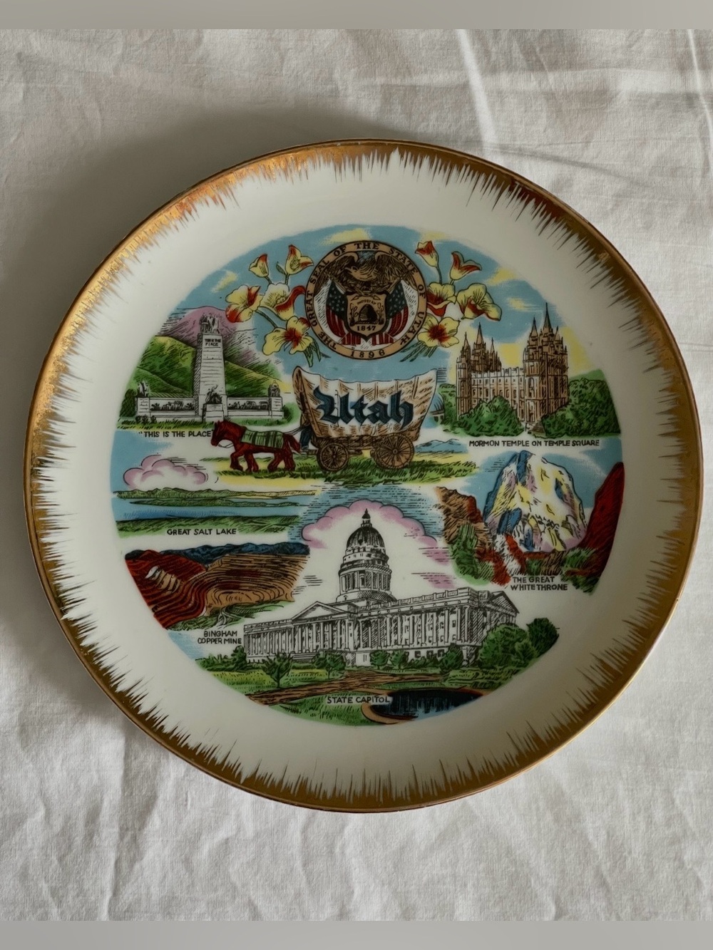 VINTAGE NORCREST JAPAN UTAH STATE SOUVENIR DECORATIVE 8” WALL HANGING PLATE